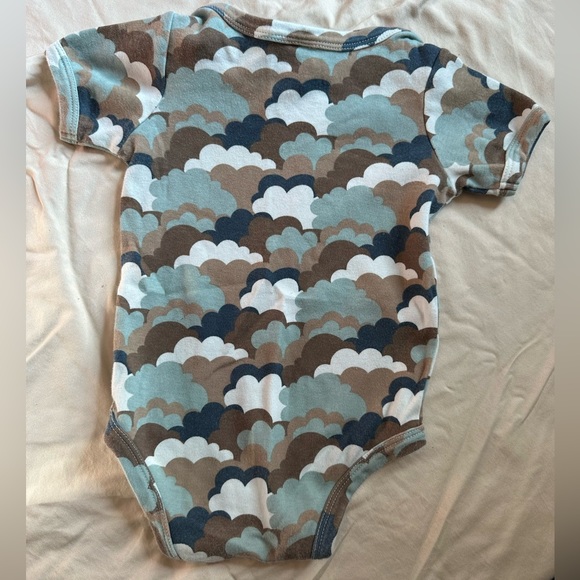 kate quinn 70s blue clouds short sleeve lap neck bodysuit (organic cotton) - Picture 4 of 4